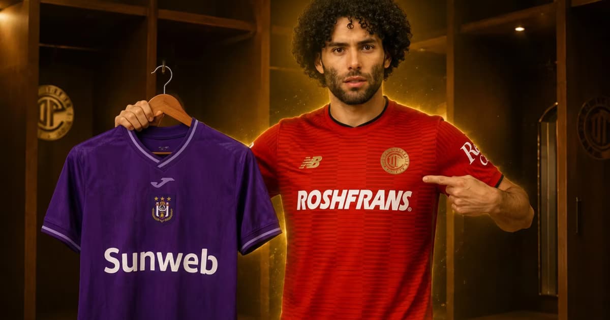 César Huerta con la camiseta del Toluca mientras sostiene la del Anderlecht.