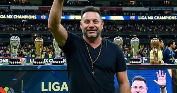 Ilustración digital de Antonio Mohamed y su legado en Liga MX