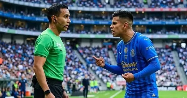 Ilustración digital de Efraín Álvarez reclamándole al árbitro