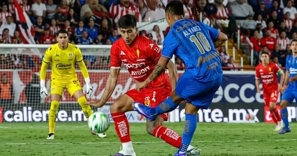 La polémica mano de Raúl Martínez en el Necaxa vs. Chivas