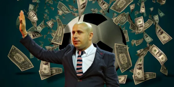 Adolfo Bautista junto a balón / FOTO LA OPINIÓN