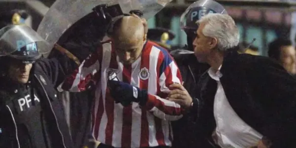 Adolfo Bautista sufrió una lamentable agresión de Jorge Benítez tras su salida en el Boca Juniors vs Chivas