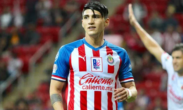 Alan Pulido espera centro en un partido entre Chivas vs Xolos (Fuente: Imago)