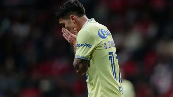 Alejandro Zendejas lamentándose una jugada con el Club América