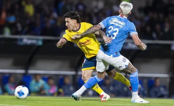 Alejandro Zendejas trata de llevarse de Piovi (Fuente: Mexsports)