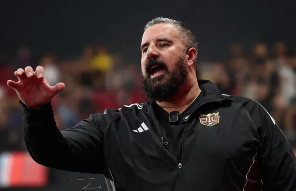 Álvaro Morales debutó con derrota en su nueva aventura como DT en la Kings League.