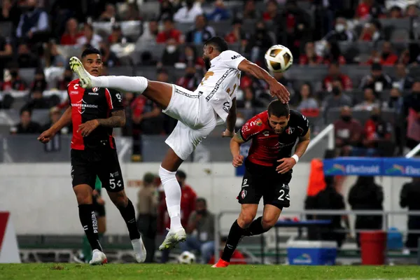 Anderson Santamaría estuvo muy cerca de cometer un penal en contra del Atlas por una imprudente jugada.