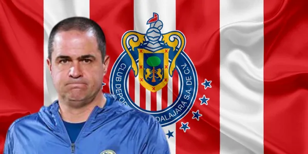 André Jardine junto al escudo de Chivas / FOTO GETTY IMAGES