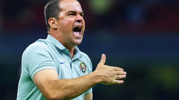 André Jardine molesto durante partido del Club América