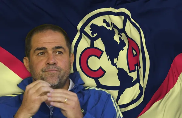 André Jardine y bandera del América/ Foto Vecteezy.