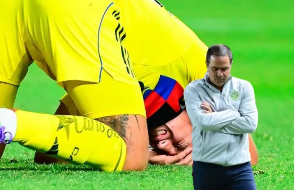 André Jardine y jugador del América tendido/ Foto Récord.