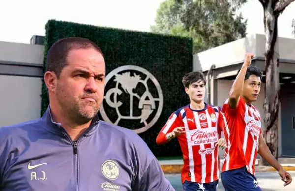 André Jardine y jugadores de Chivas/Foto Bolavip.