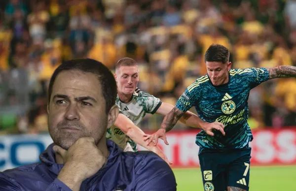 André Jardine y jugadores luchando el balón/ Foto Club América.