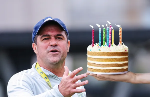 André Jardine y pastel de cumpleaños/ Foto Club América.