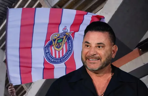 Antonio Mohamed y bandera de Chivas/Foto El Universal.