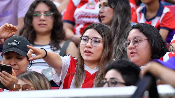 Autoridades sacaron a aficionadas manifestandose en el Chivas vs Tigres femenil / Foto: Mex Sport