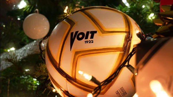 Balón en árbol de Navidad | Foto: @LigaBBVAMX