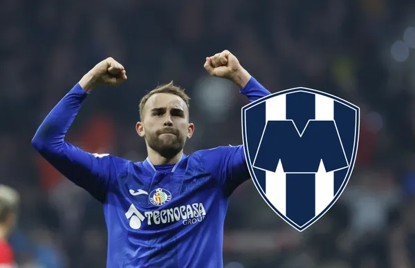 Borja Mayoral y escudo de Rayados/ Foto EFE Juanjo Martín.