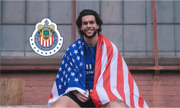 Cade Cowell envuelto en la bandera de los Estados Unidos / San José
