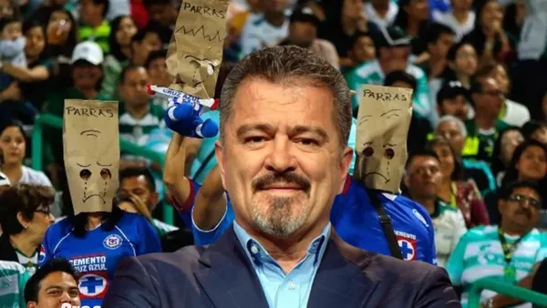 Carlos Hermosillo con la afición cementera detrás/FOTO El Futbolero