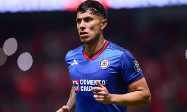 Carlos Salcedo jugando con el combinado de Cruz Azul (Fuente: Mexsports)