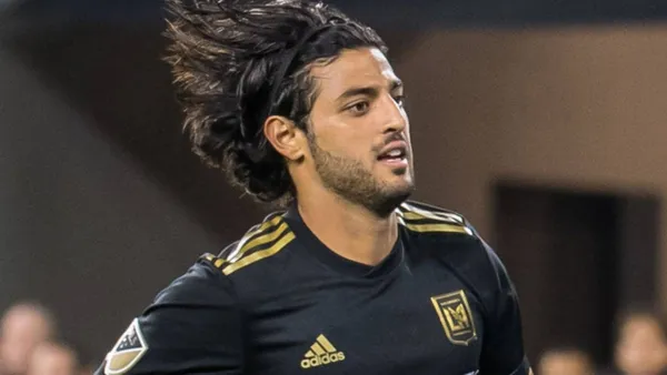 Carlos Vela no renuncia a regresar a la máxima competencia europea; uno de los clubes interesados le ofrece jugar la Champions