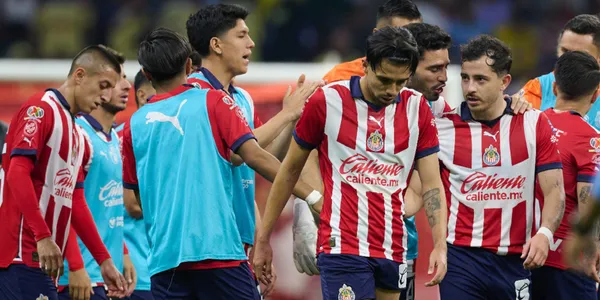 Chivas durante la derrota ante el América en el Estadio Azteca