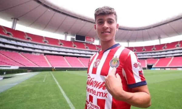 Chivas presenta a Fidel Barajas en el estadio Akron (Fuente: Chivas)