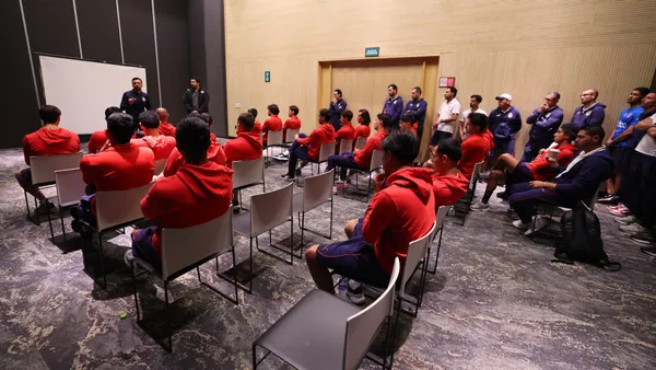 Chivas recibe visita inesperada en medio de la incertidumbre que viven | Foto: X @chivas