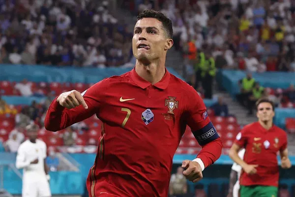Cristiano Ronaldo festejó como nunca la obtención de su nuevo récord como máximo anotador con selecciones y no vas a creer dónde fue a parar su playera.