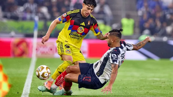 Disputa del balón entre Alejandro Zendejas y Tecatito Corona