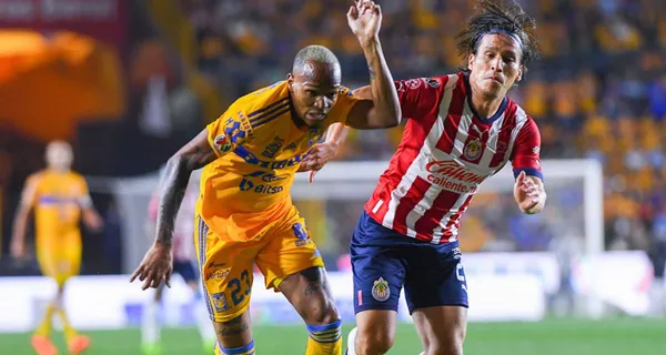 Disputan la pelota Luis Quiñones y Oso González (Fuente: Mexsports)