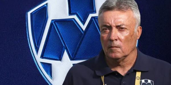 Domènec Torrent junto al escudo de Rayados / FOTO JUAN FÚTBOL