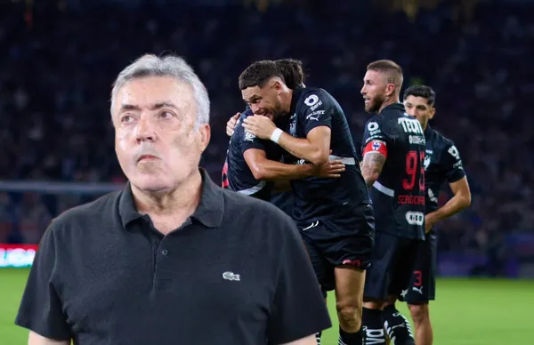 Domenec Torrent y jugadores abrazados/Foto Soy Rayado.