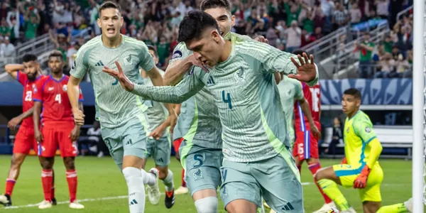Edson Álvarez, Johan Vásquez y César Montes, festejando un gol (Foto: Mexsport)