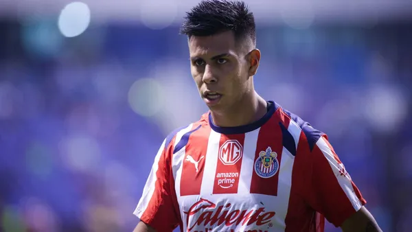 Efraín Álvarez durante su gol en Chivas