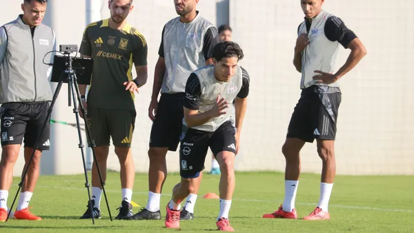 El defensa brasileño aprovechó un tiro de esquina para poner arriba a los felinos