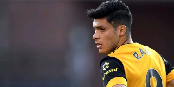 El delantero mexicano Raúl Jiménez se quedó sin entrenador y esto provocaría que un jugador le quiere tender la camita