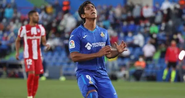 El delantero mexicano saldría de la Liga de España hacia la Ligue 1 en el próximo mercado de fichajes