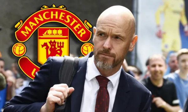 El DT del Manchester United baja del micro que lo transporta (Fuente: Diario Esto)