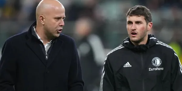 El entrenador del Feyenoord revela, sin querer, la fecha de salida de Santiago Giménez del equipo