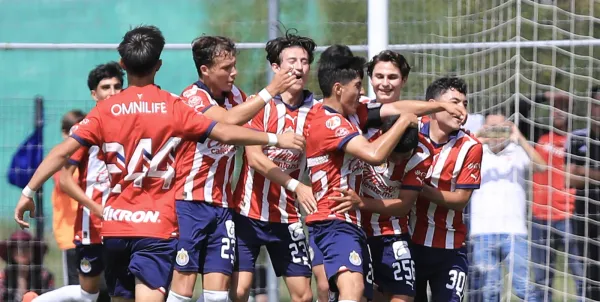 El joven con raíces suizas podría debutar con las Chivas de Milito en el Clausura 2026.