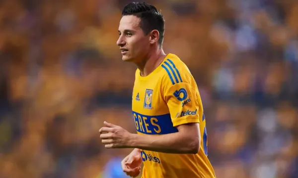 El jugador Florian va a una pelota en el estadio de la Universidad de Nuevo León (Fuente: Mexsports)