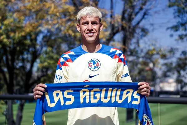 El lateral mexicano se sacó la lotería al genera interés en el equipo campeón.