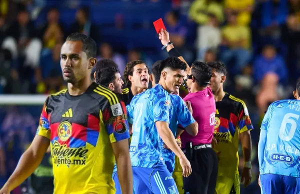El mediocampista brasileño fue expulsado en la recta final del encuentro entre América y Tigres.