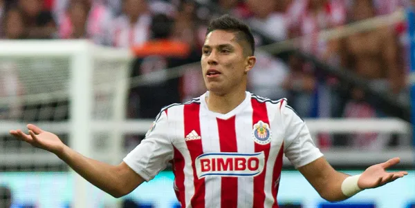 El posible regreso de Carlos Salcedo a Chivas se habría frenado por un motivo inesperado.