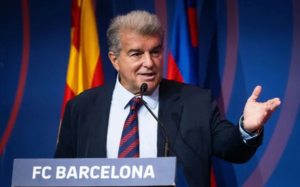 El presidente del FC Barcelona, Joan Laporta, ha sido cazado faltando al respeto y dando gritos en el palco en el partido de Supercopa