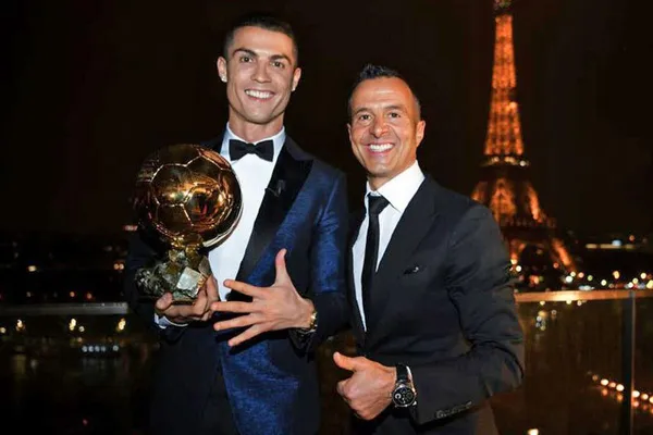 El representante de Cristiano Ronaldo, Jorge Mendes, ya negocia un mega contrato para el portugués, pero no es ni con el PSG ni con Manchester United.