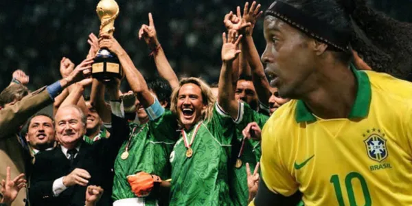 El TRI campeón de la Confederaciones y a lado Ronaldinho / Foto EFE