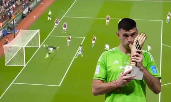 Emiliano Martínez no puede detener la pelota, a la derecha, Martínez recibe premio / Captura ESPN